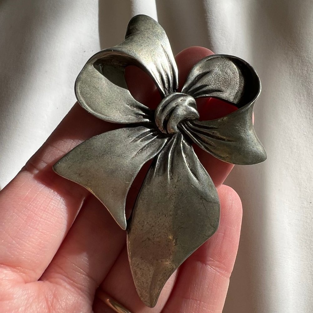 Vintage 1988 Beagull Canada Pewter Bow Estate Pin Brooch